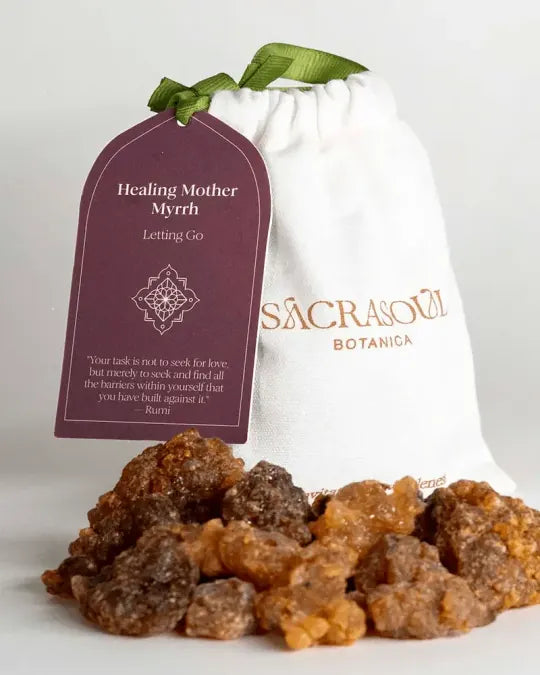Harstranen van Heilige Mirre opgehoopt voor een witte Sacrasoul Botanica-buidel, met op het bordeauxrode label Healing Mother Myrrh, Letting Go.